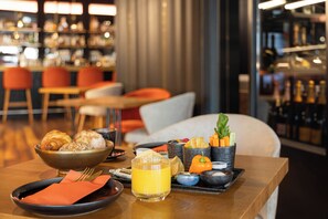 Desayuno a la carta todos los días (con cargo)
