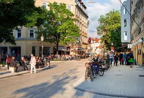 A busy urban street with pedestrians, cyclists, and parked bicycles. - La Mansion Vi Vadi Hotel (Munich)