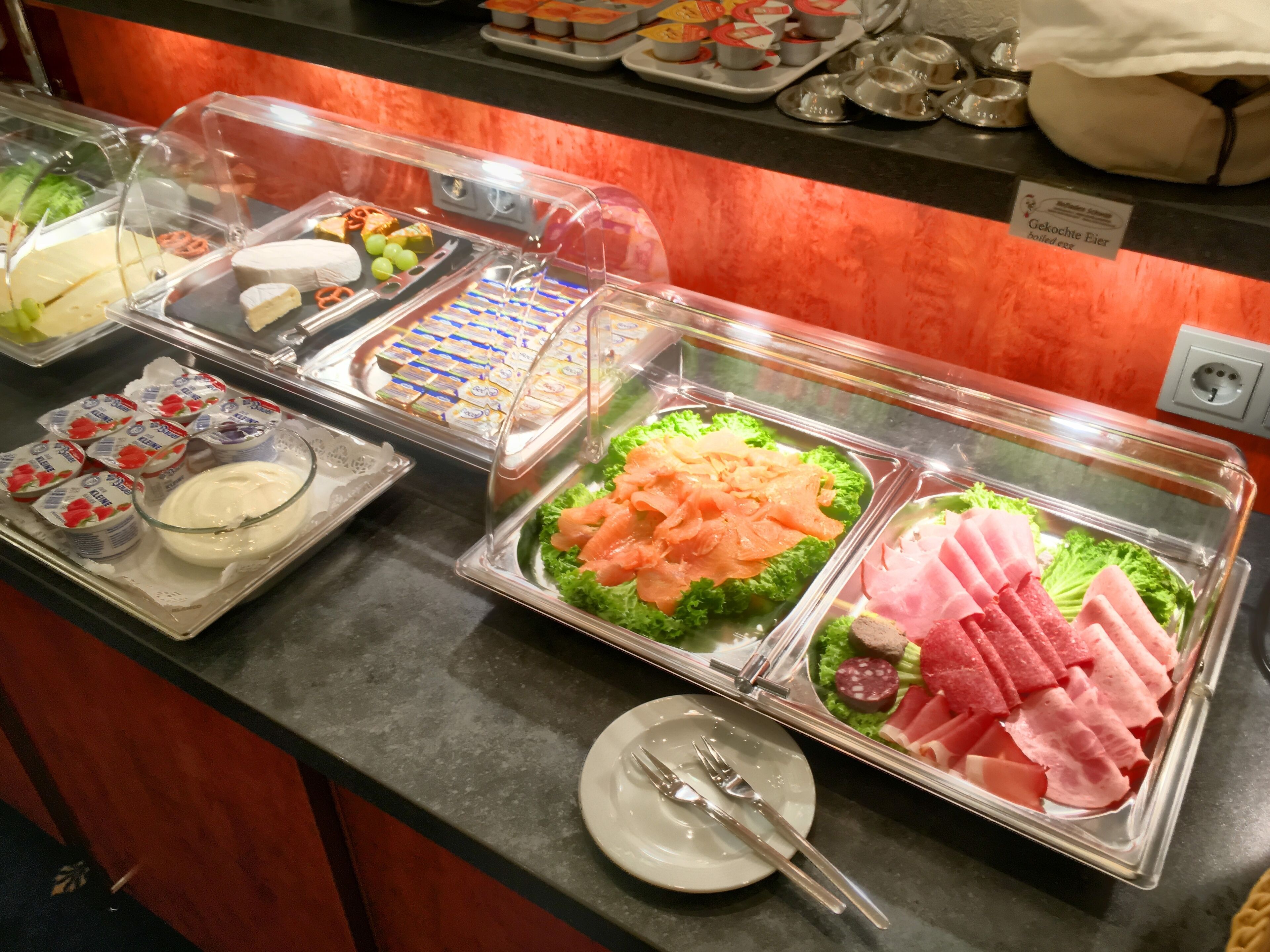 daily cooked-to-order breakfast (eur 15 per person)