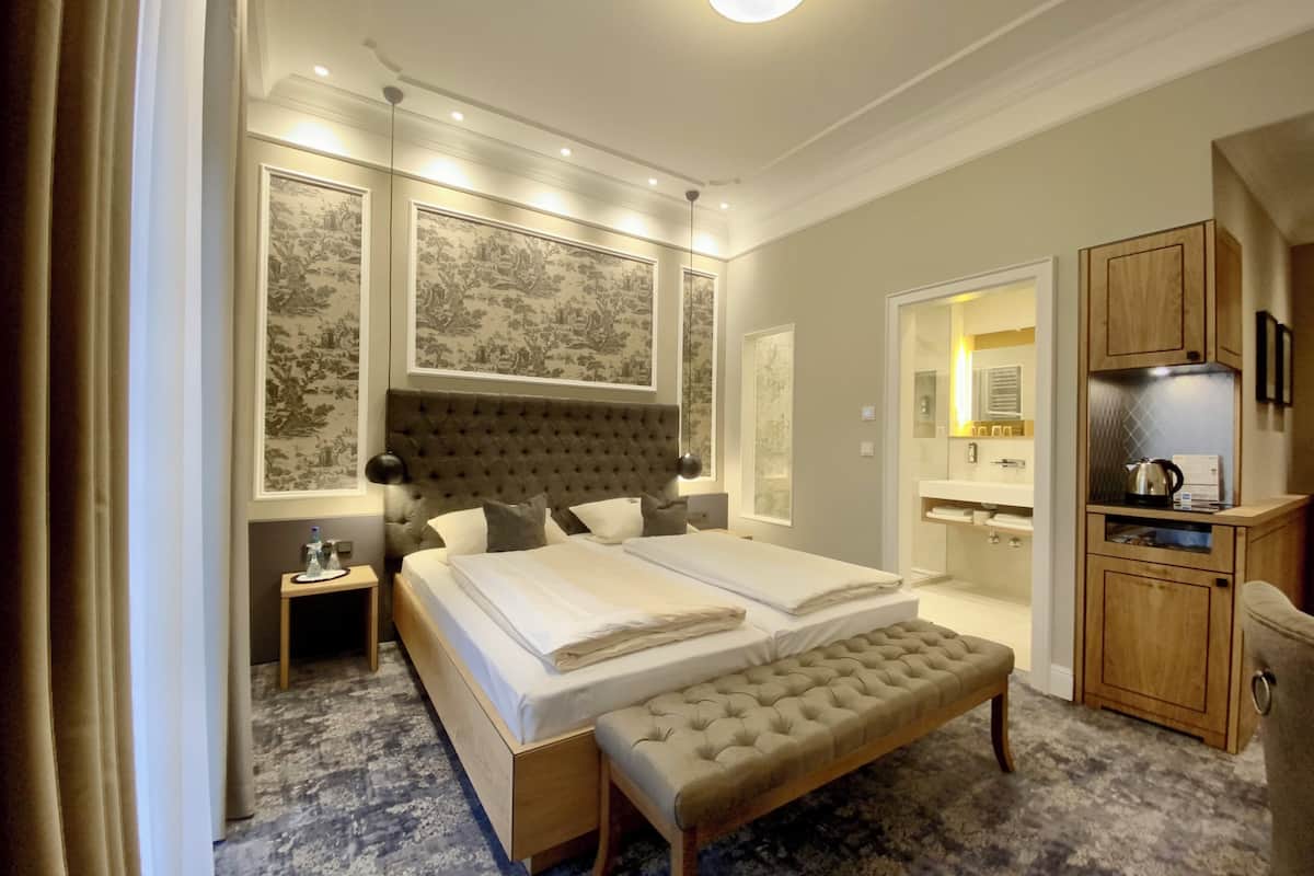 Hypo-allergenic bedding, minibar, desk, blackout curtains