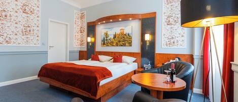 Ropa de cama hipoalergénica, minibar, muebles diferentes y escritorio