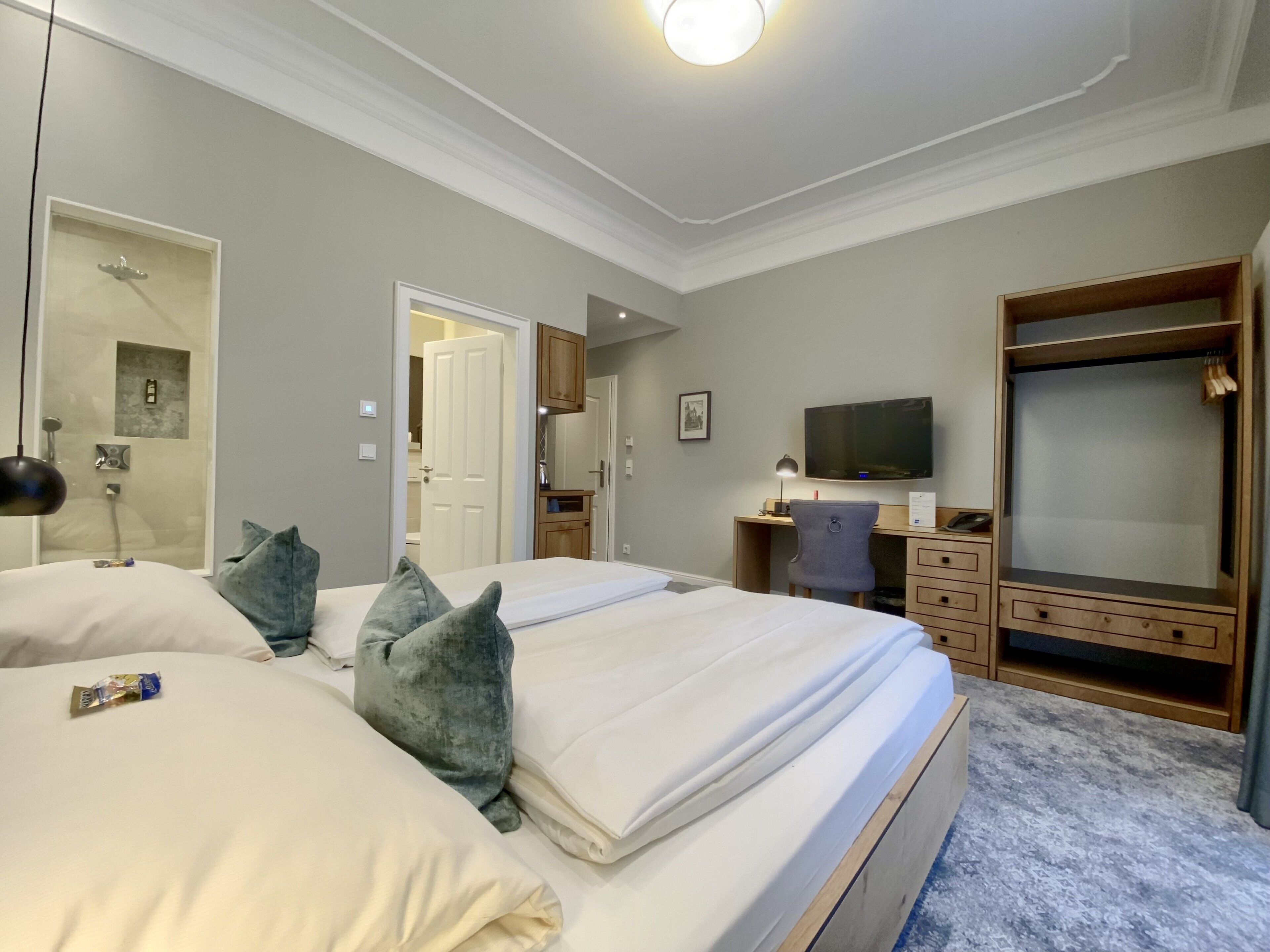 deluxe double room | 1 bedroom, hypo-allergenic bedding, minibar, individually furnished