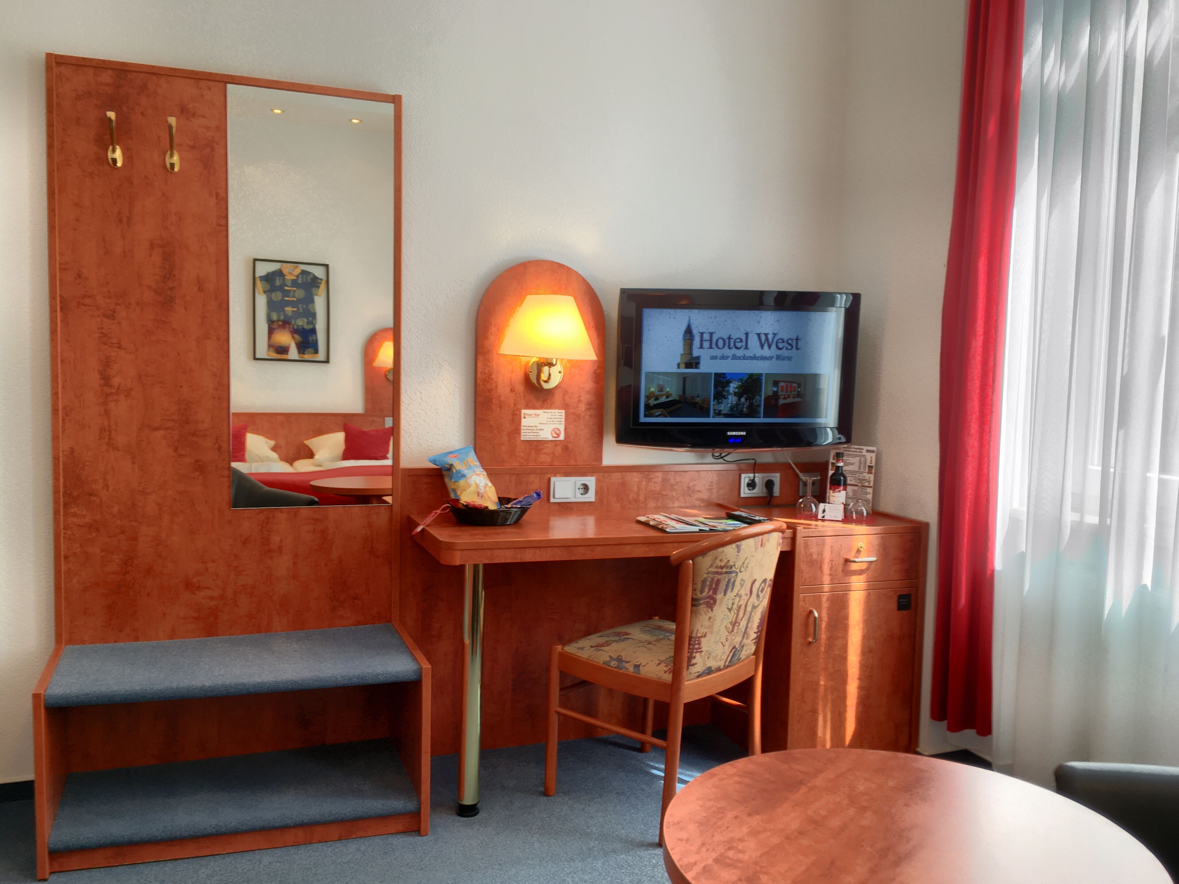 standard double or twin room | living area