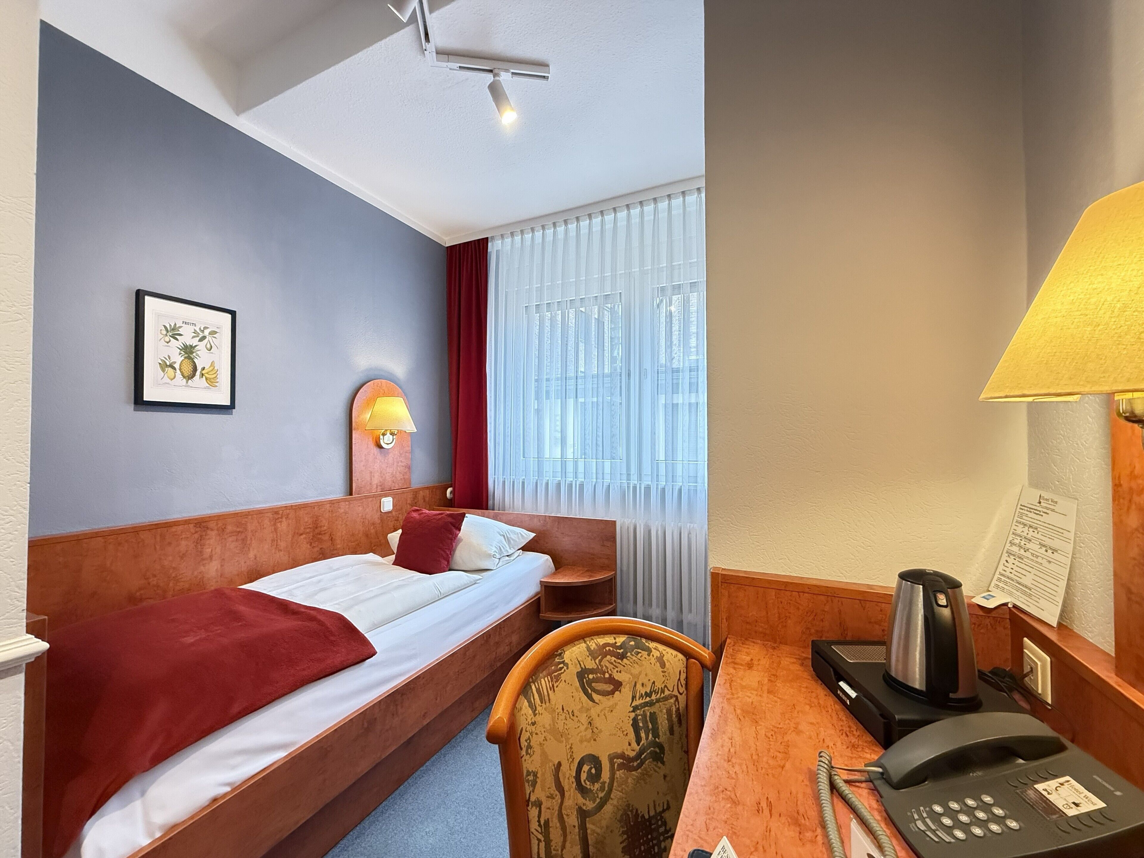 Økonomi-enkeltrom | Allergitestet sengetøy, minibar, individuelt innredet og skrivebord