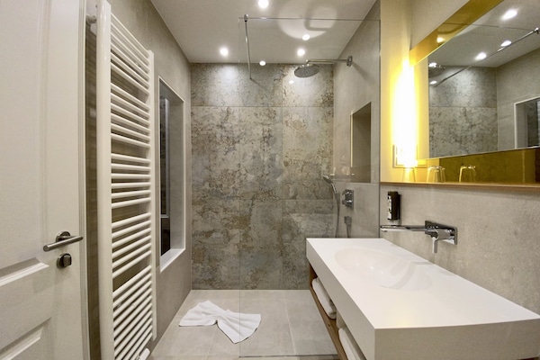 Deluxe-Doppelzimmer | Badezimmer | Dusche, kostenlose Toilettenartikel, Haartrockner, Handtücher