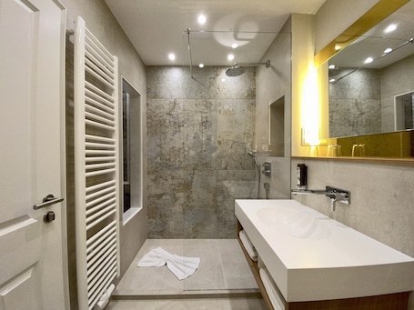 Deluxe-Doppelzimmer | Badezimmer | Dusche, kostenlose Toilettenartikel, Haartrockner, Handtücher. Hotel West an der Bockenheimer Warte