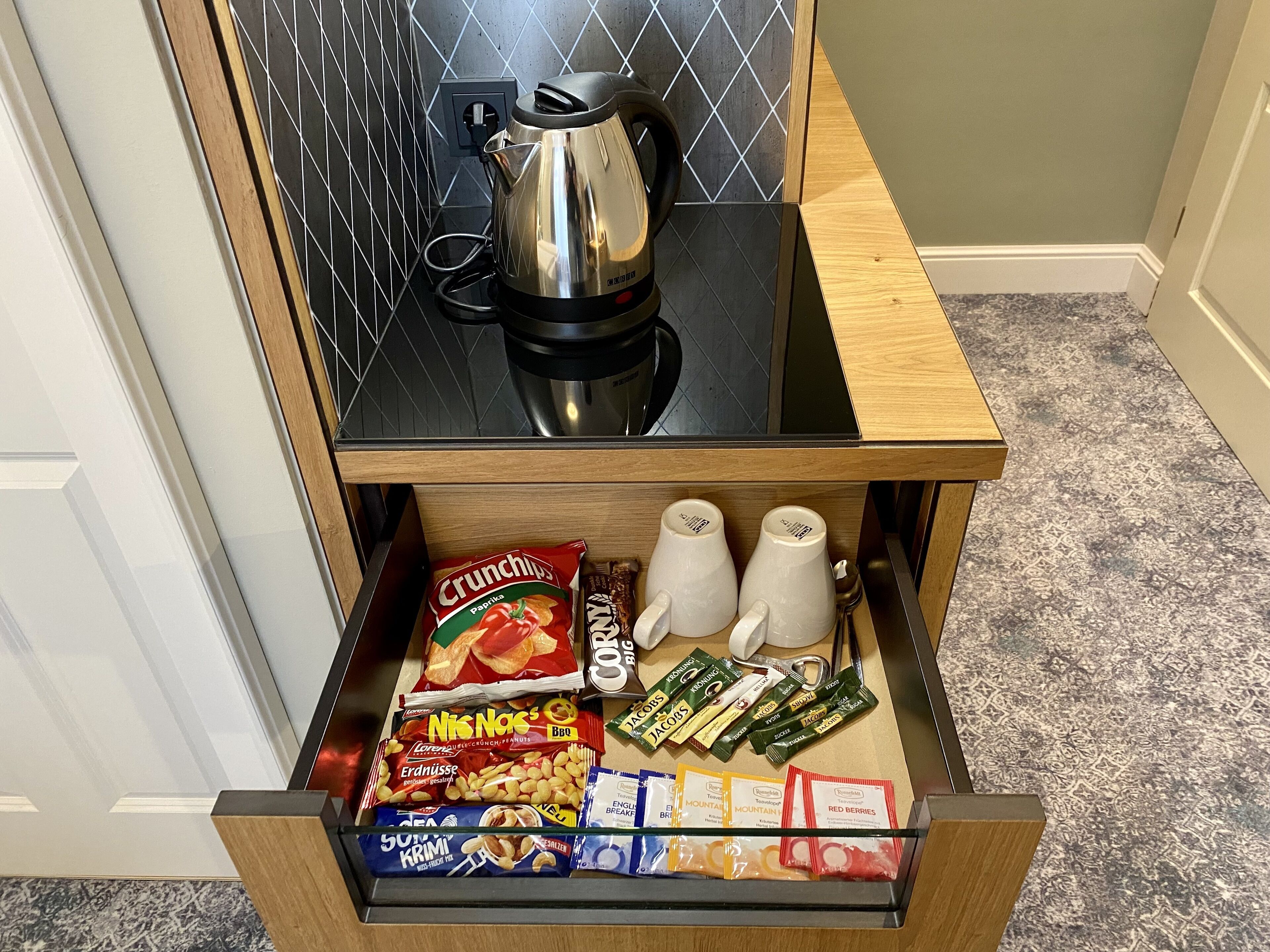 deluxe double room | minibar
