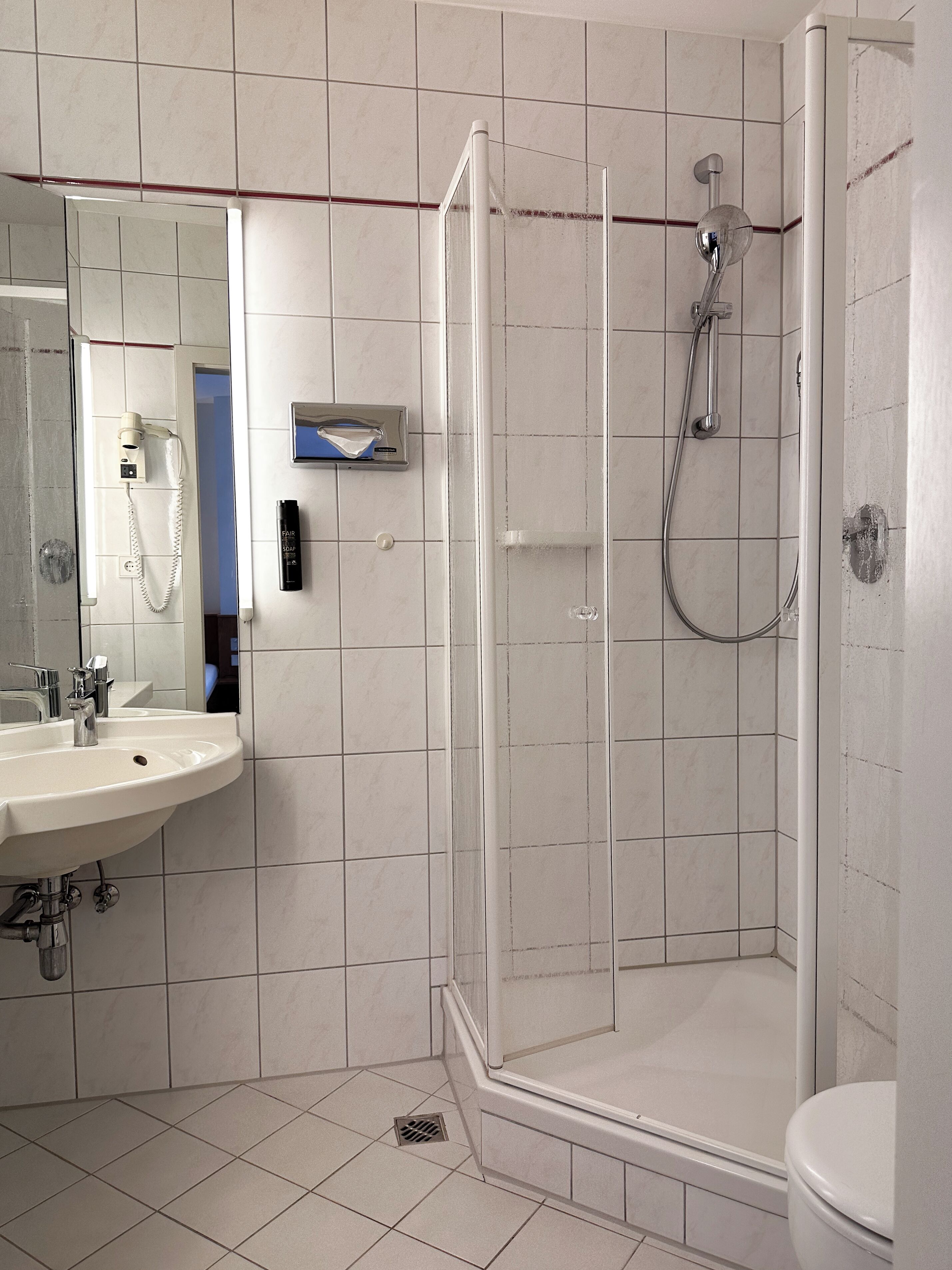 standard single room | bathroom | shower, towels