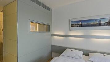 Comfort-Doppelzimmer | Allergikerbettwaren, Zimmersafe, individuell dekoriert