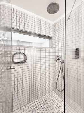 Comfort Double Room | Bathroom | Shower, towels - Hotel Berliner Hof by Coffee Fellows Hotels (Kiel)
