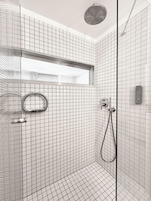 Habitación Confort doble | Baño | Ducha y toallas