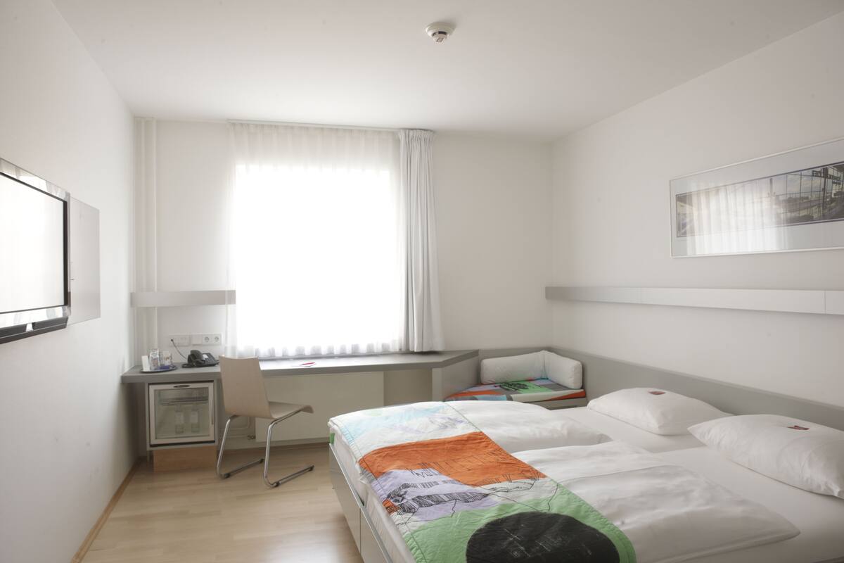 Allergikerbettwaren, Zimmersafe, Schreibtisch, Verdunkelungsvorhänge