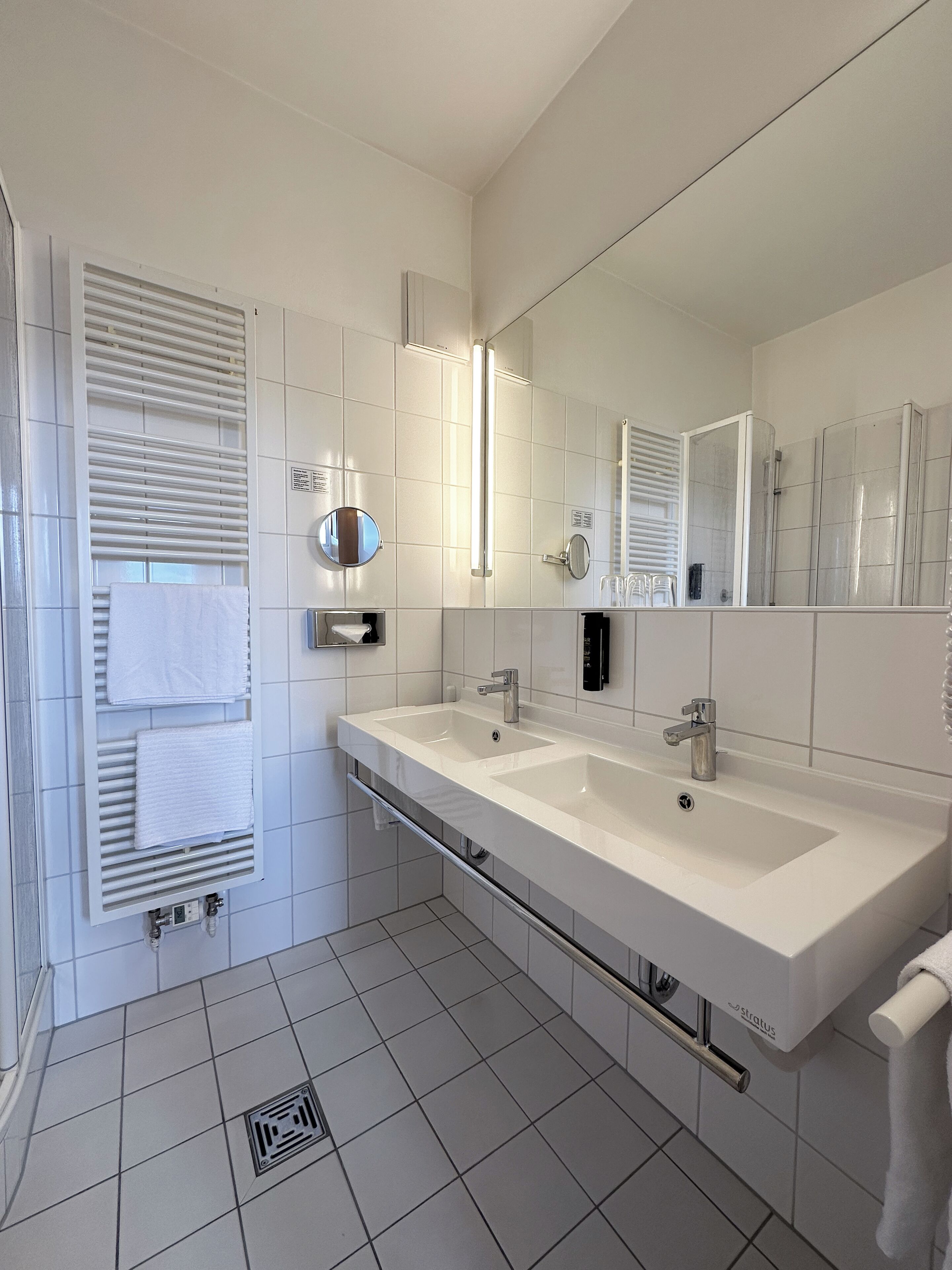 standard double room | bathroom | shower, towels