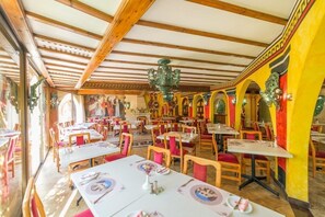 供應早餐及晚餐；多國菜