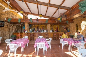 Tempat makan outdoor