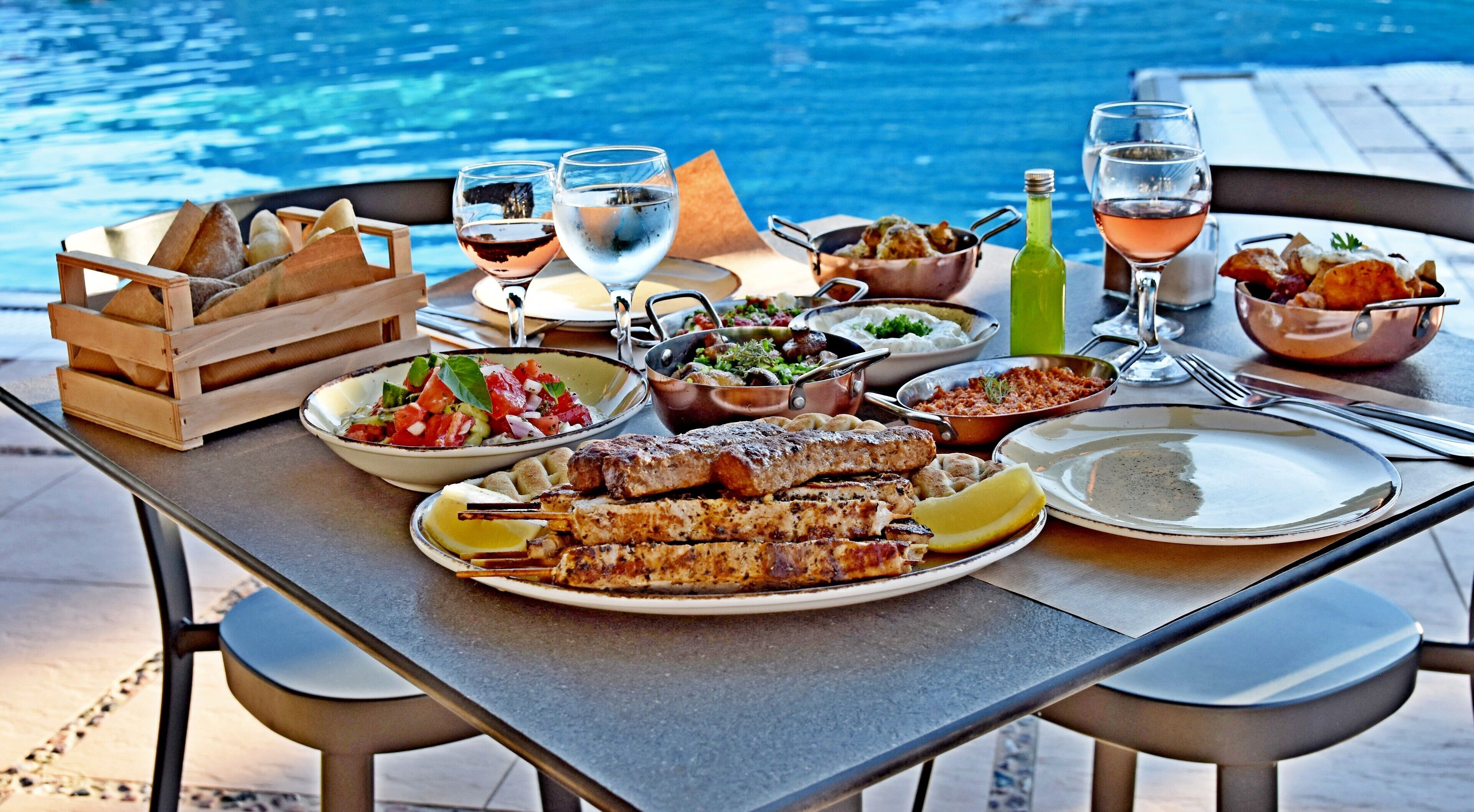 2 restaurants; lunch and dinner served 