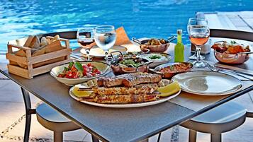 2 restaurants; lunch and dinner served
