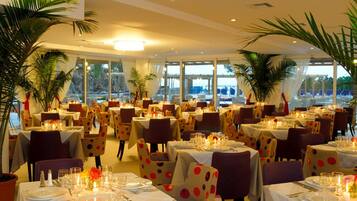 2 من المطاعم، حيث تُقدم وجبات الغداء، العشاء، الأطباق اليونانية