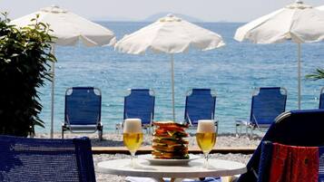 Plage, chaises longues, parasols, ski nautique