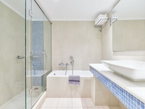 Junior Twin Room | Bathroom - Comer Kinetta Beach (Megara)