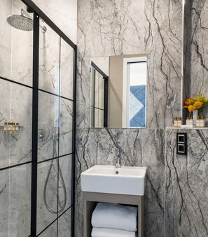 Shower, designer toiletries, hair dryer, slippers - Adamar Hotel - Special Class (Istanbul)