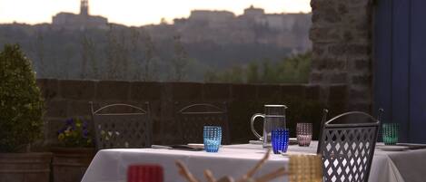Una mesa lista para comer, con vista a un edificio histórico al fondo.