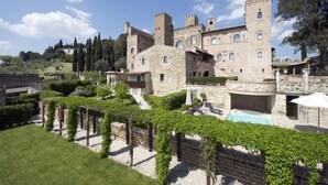 A historic stone castle with a swimming pool, lush garden, and a hilltop view. - TH Perugia - Castello di Monterone (Perugia)