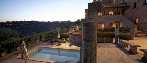 Piscine extérieure, chaises longues