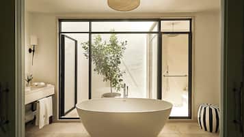 Junior-suite | Badeværelse | Boblebadekar, designertoiletartikler, hårtørrer, badekåber