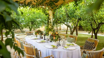 Frühstück, Abendessen, italienische Küche, Blick auf den Pool 