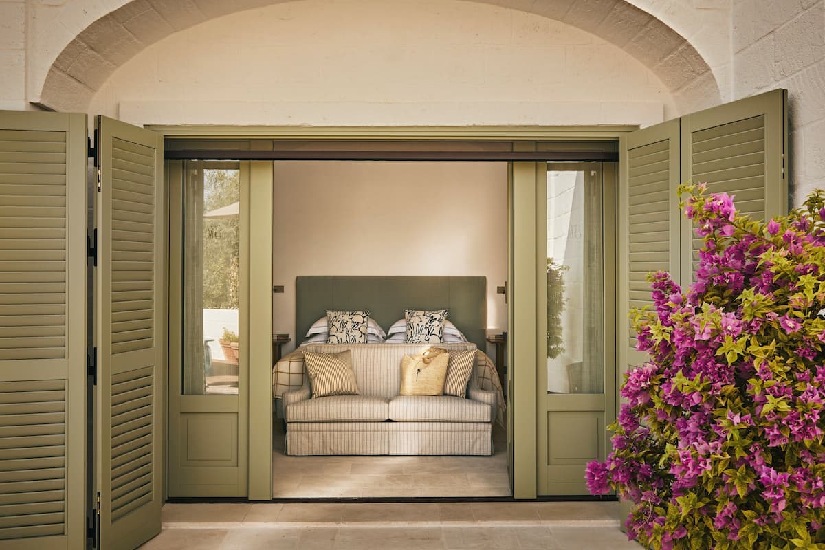 Sviitti (Itria) | Ylelliset vuodevaatteet, Select Comfort -patjalliset sängyt, minibaari