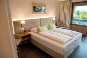 Select Comfort beds, desk, soundproofing, free WiFi