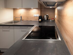 Delux Suite with balcony | Cocina privada | Refrigerador, periquera y artículos de limpieza 