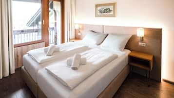 Delux Suite with balcony | Living area | Flat-screen TV, heated floors