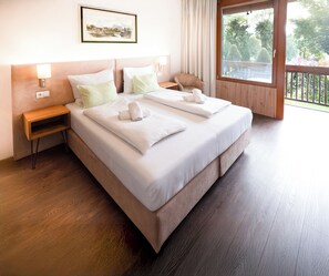 Delux Suite with balcony | Área de estar | TV de tela plana, pisos aquecidos