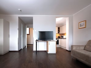 Delux Suite with balcony | Living area | Flat-screen TV, heated floors - Haus Arenberg (Salzburg)