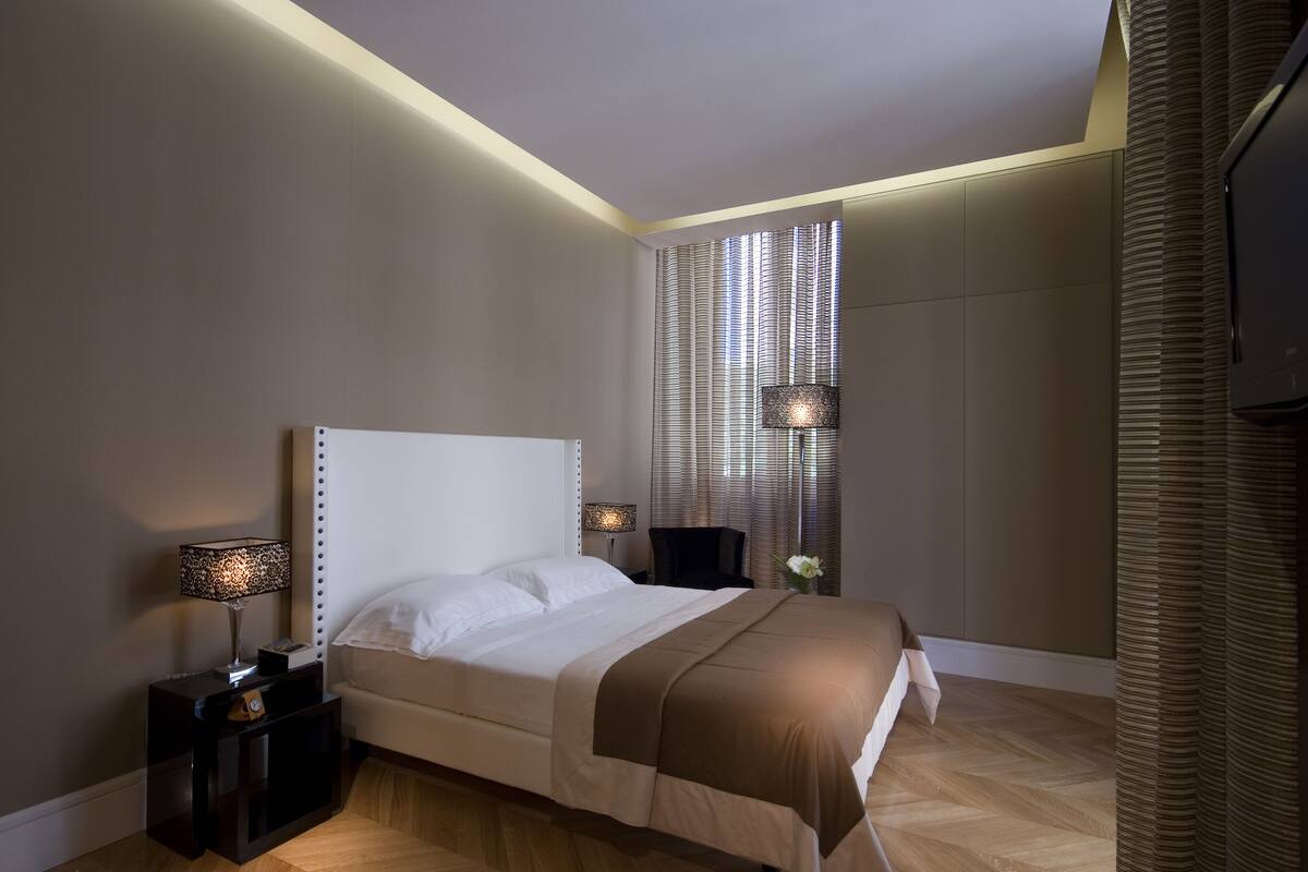 Egyptian cotton sheets, hypo-allergenic bedding, free minibar