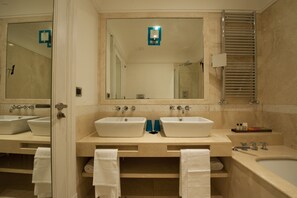 Bañera y ducha independientes, secador de pelo, toallas