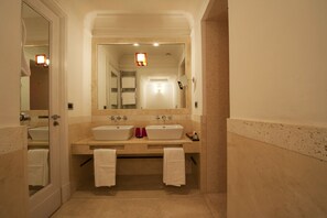 Deluxe Double Room | Bathroom | Separate tub and shower, hair dryer, towels