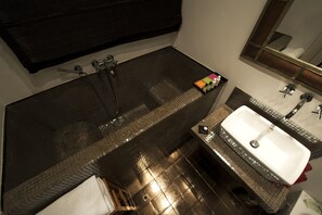 Habitación doble Deluxe | Baño | Tina y regadera independientes, secadora de cabello, toallas 