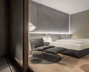 Een kluis op de kamer, een bureau, verduisterende gordijnen