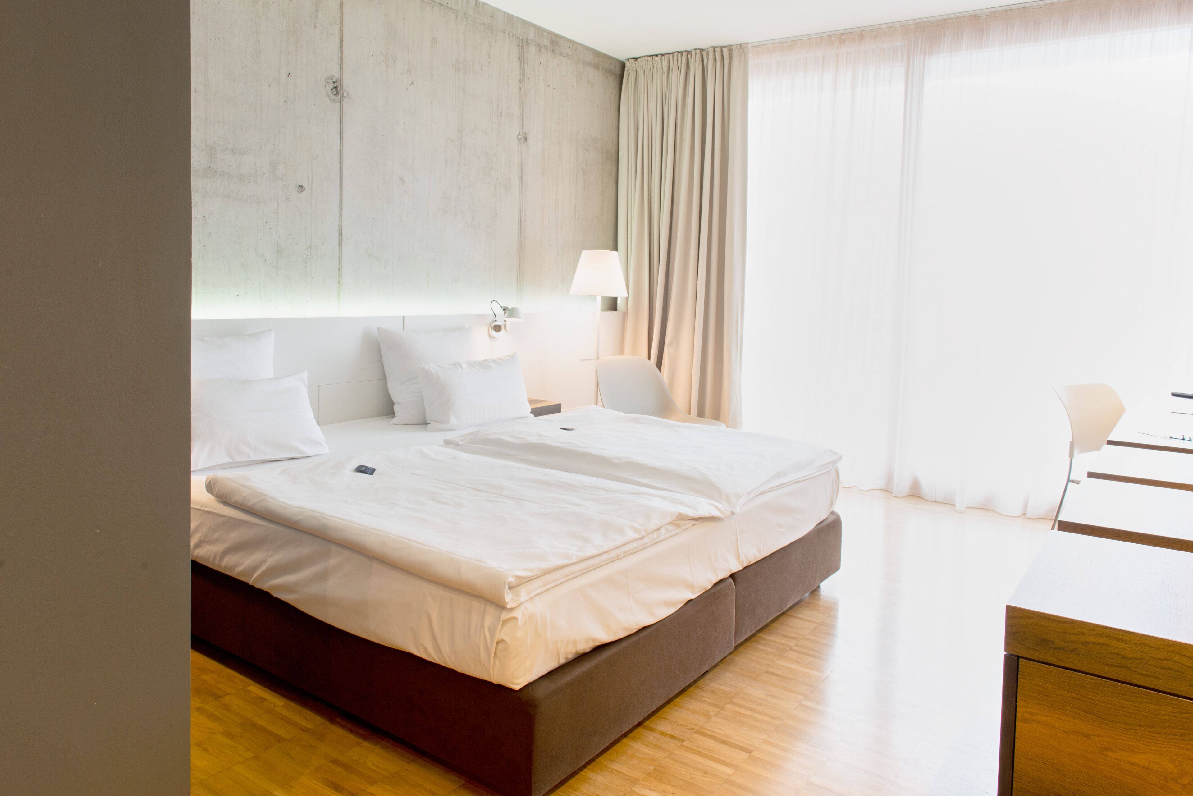 Standard Room, 1 King Bed | In-room safe, desk, blackout drapes, iron/ironing board