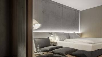 Een kluis op de kamer, een bureau, verduisterende gordijnen