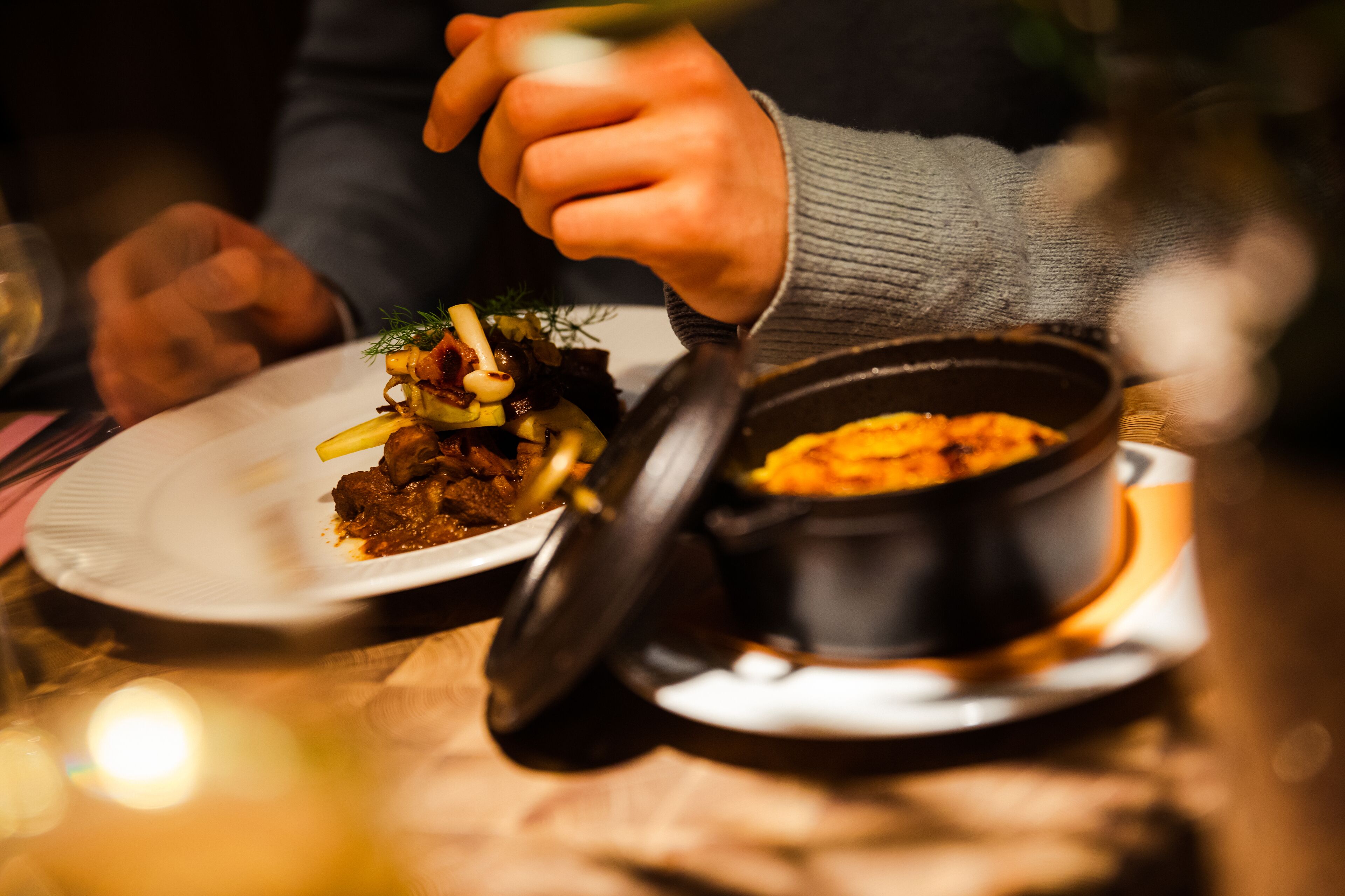 Une table à manger avec une assiette de nourriture et une casserole dessus.