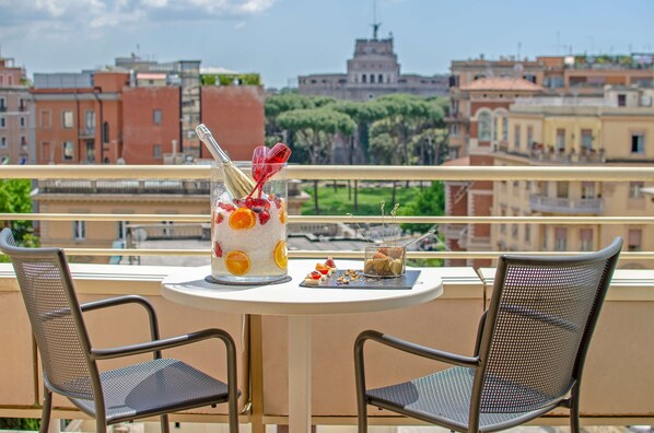 Roupas de cama premium, frigobar, cofres nos quartos, escrivaninha