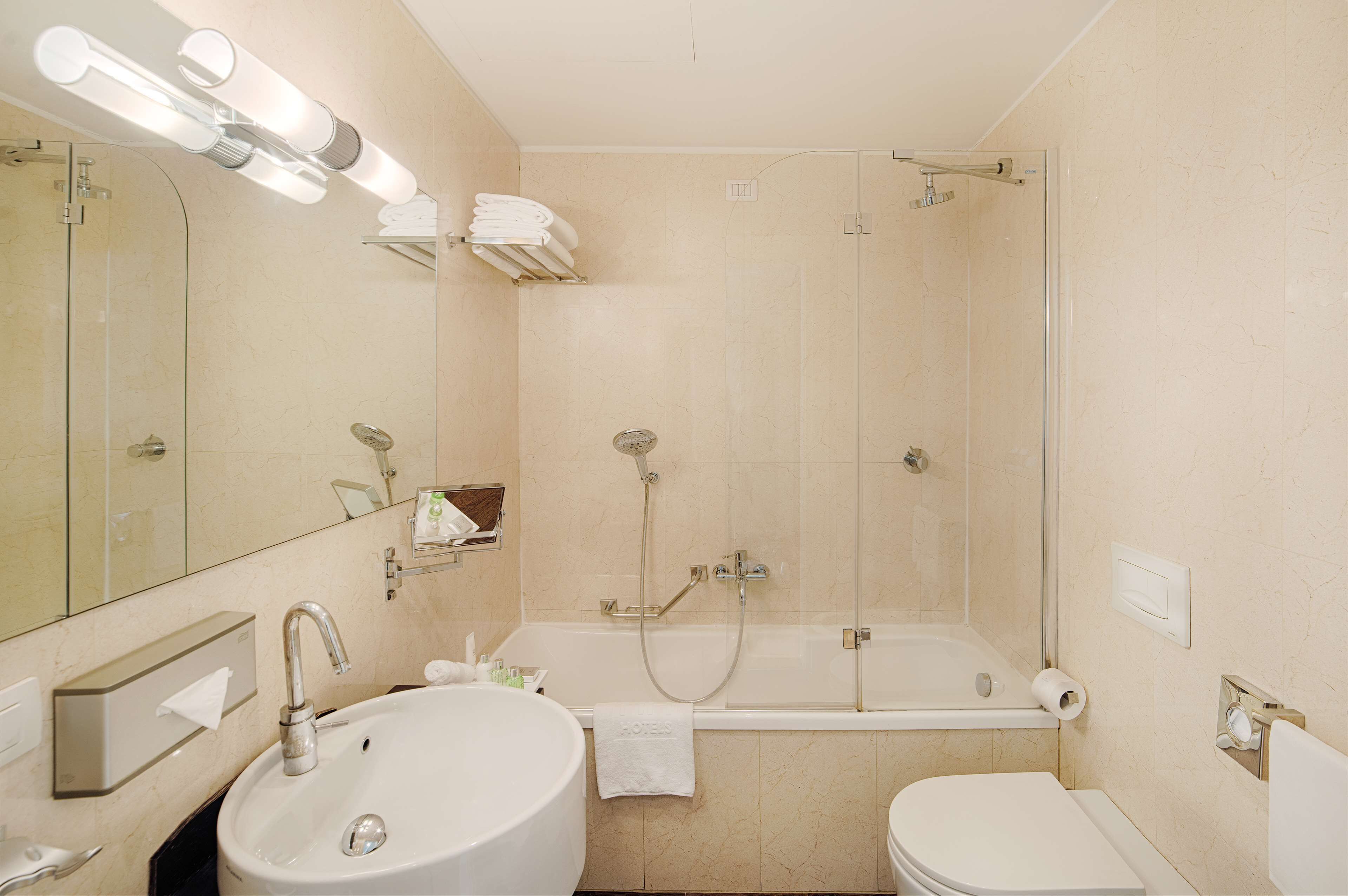 combined shower/bathtub, eco-friendly toiletries, towels