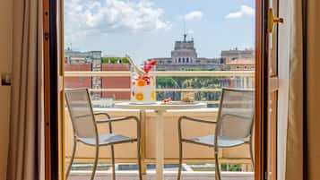 Hochwertige Bettwaren, Minibar, Zimmersafe, Schreibtisch