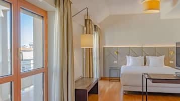 Sengetøy av topp kvalitet, minibar, safe på rommet og skrivebord