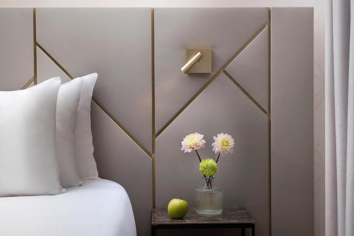 Ylelliset vuodevaatteet, minibaari, tallelokero huoneessa, työpöytä