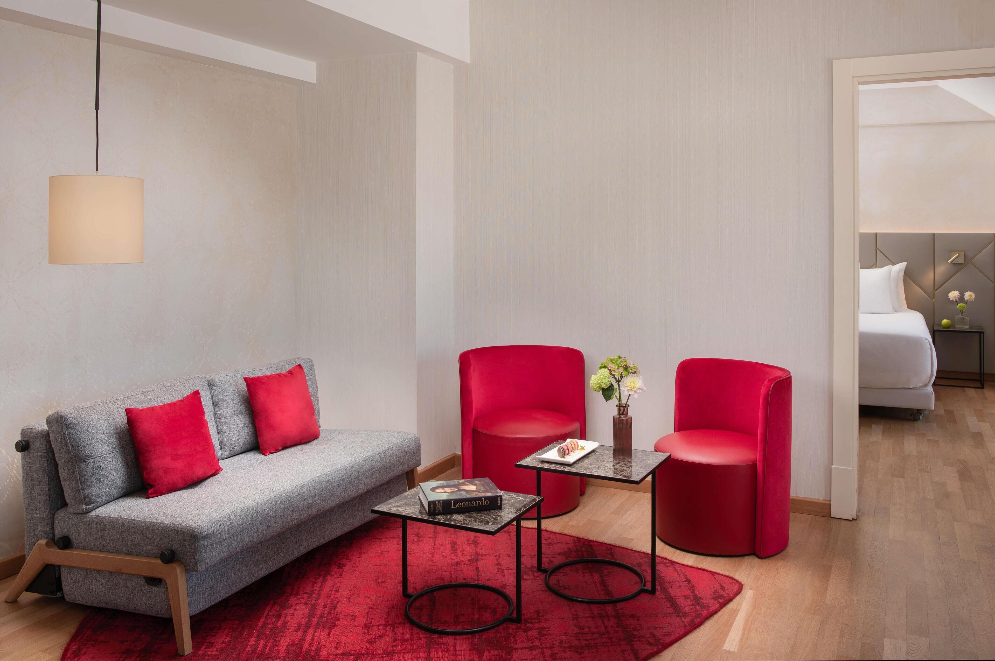 Ylelliset vuodevaatteet, minibaari, tallelokero huoneessa, työpöytä